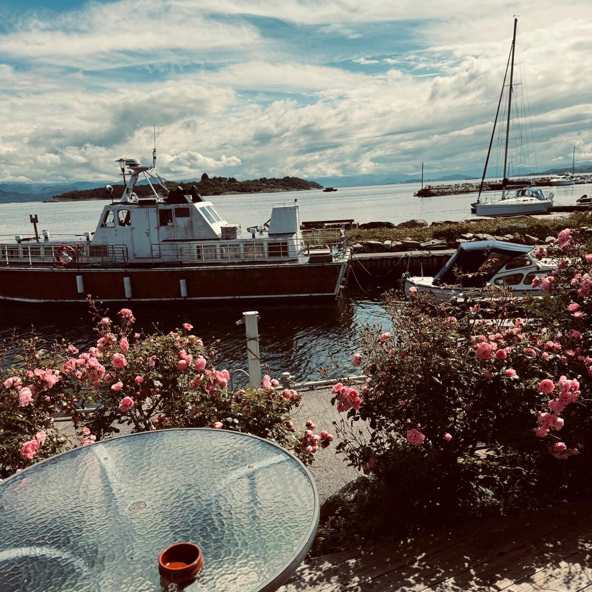 Sjoberg Hotell Og Ferie Leiligheter Østhusvik Exterior foto